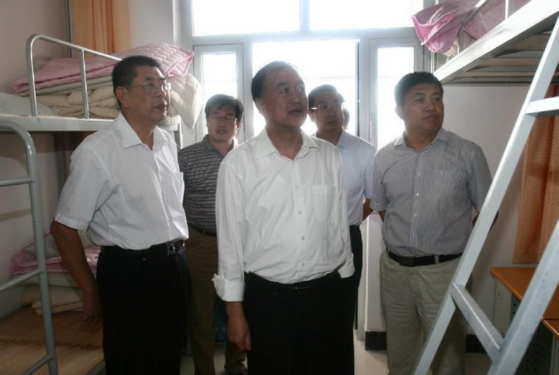 校领导视察校园 检查指导迎新工作