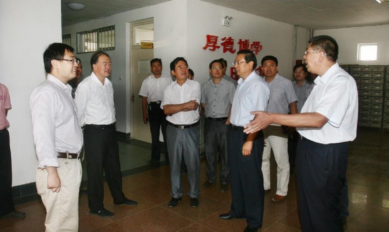 校领导视察校园 检查指导迎新工作
