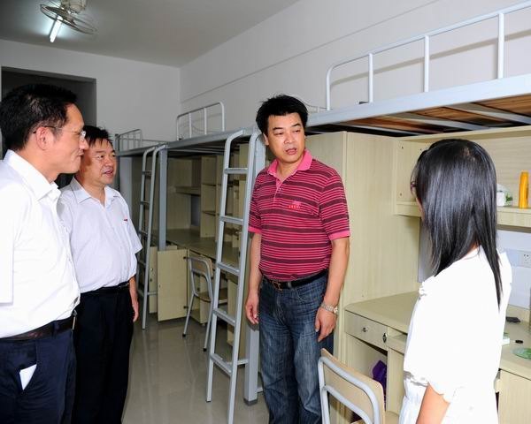 校领导检查指导迎新准备工作