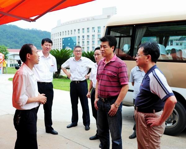 校领导检查指导迎新准备工作