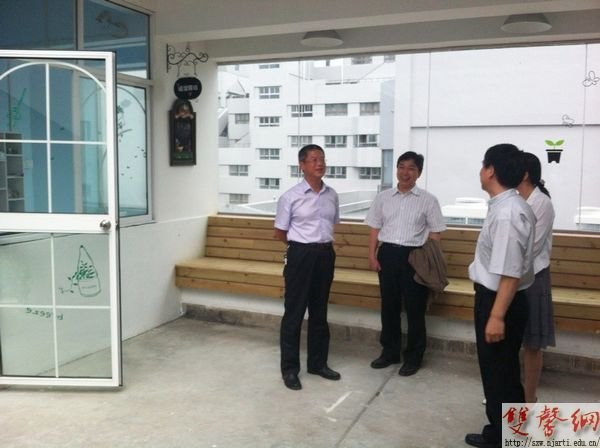 附中:“诚信教育”出新招 开店不设收银员