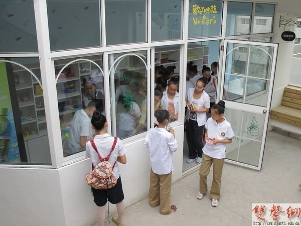 附中:“诚信教育”出新招 开店不设收银员