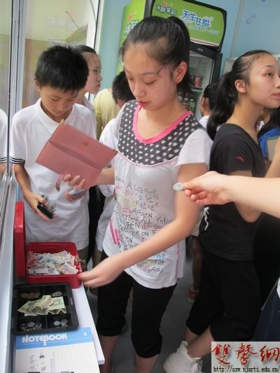 附中:“诚信教育”出新招 开店不设收银员