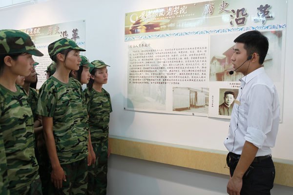 新生参观校史馆 感受百年学府文化底蕴