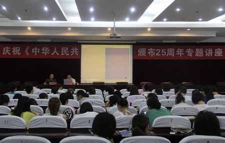 市档案局局长吴志刚来校讲座
