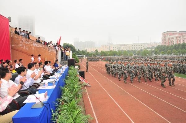 2012级新生军训阅兵特写【组图】