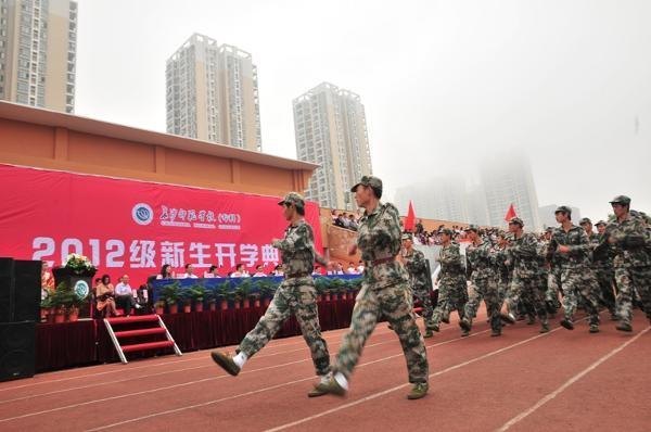 2012级新生军训阅兵特写【组图】