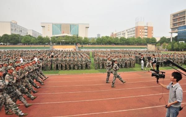 2012级新生军训阅兵特写【组图】
