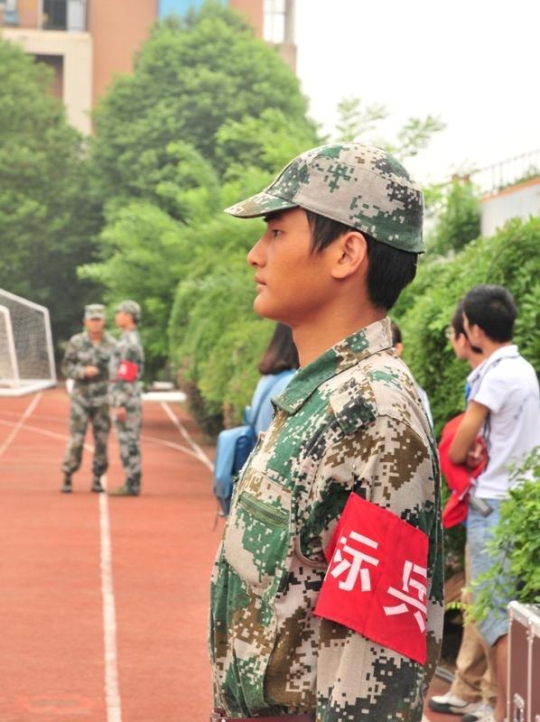 2012级新生军训阅兵特写【组图】