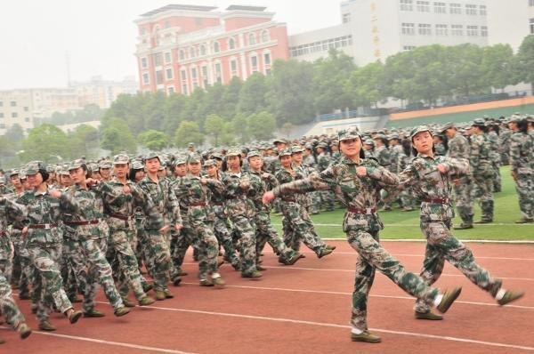 2012级新生军训阅兵特写【组图】