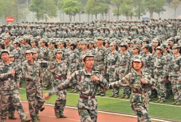 2012级新生军训阅兵特写【组图】