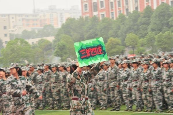 2012级新生军训阅兵特写【组图】