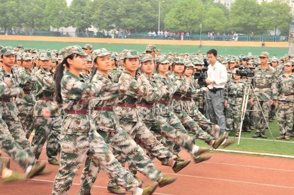 2012级新生军训阅兵特写【组图】