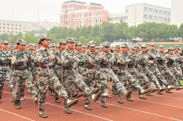 2012级新生军训阅兵特写【组图】