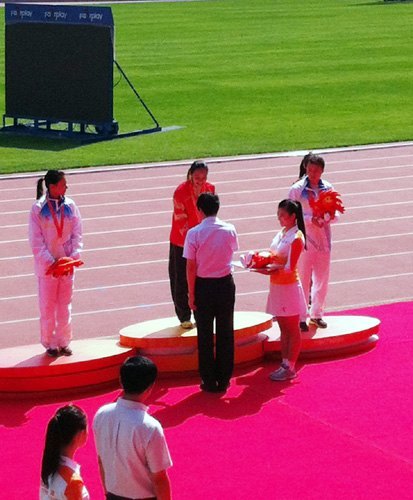 广西师范学院韦永丽同学在全国第九届大运会上为广西大学生体育代表团夺得首金