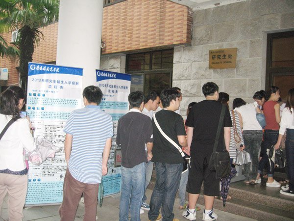 景德镇陶瓷学院2012级研究生迎新工作有序进行