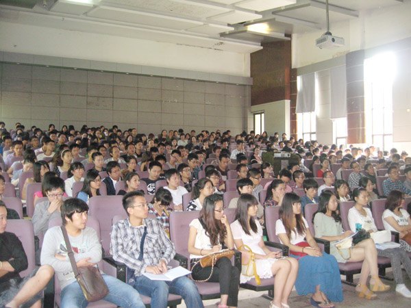 景德镇陶瓷学院2012级研究生迎新工作有序进行