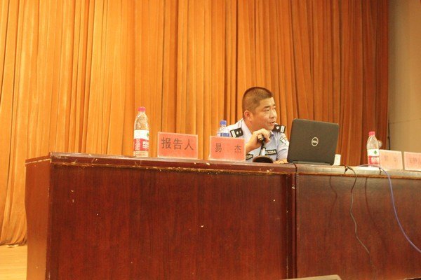 学校举行2012级新生安全教育报告会