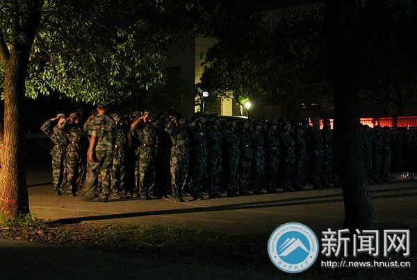 新生夜训依旧神采奕奕
