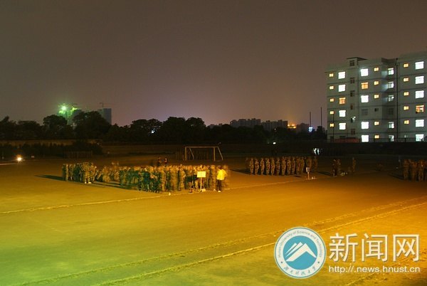 新生夜训依旧神采奕奕