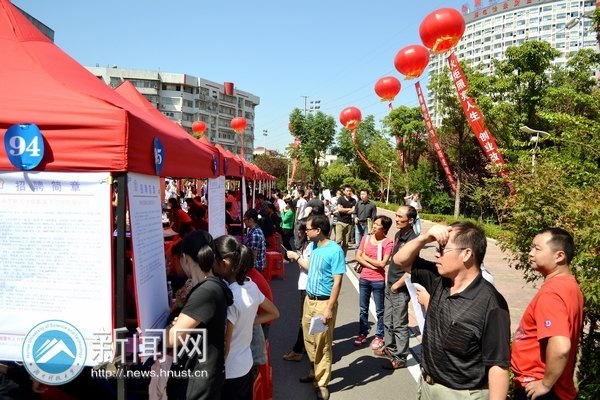 湖南科技大学组织百名2013届毕业生参加湘潭高新区企业人才专场招聘会