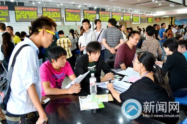 湖南科技大学组织百名2013届毕业生参加湘潭高新区企业人才专场招聘会