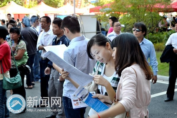 湖南科技大学组织百名2013届毕业生参加湘潭高新区企业人才专场招聘会