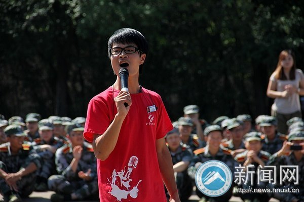 新生军训慰问演出 浓情胜浓“晴”