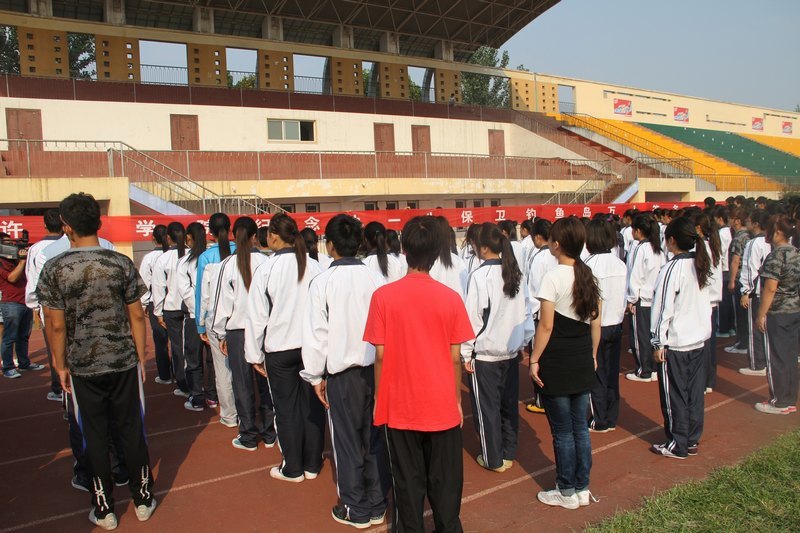 许昌学院举行“纪念九·一八,保卫钓鱼岛”万人宣誓签名仪式