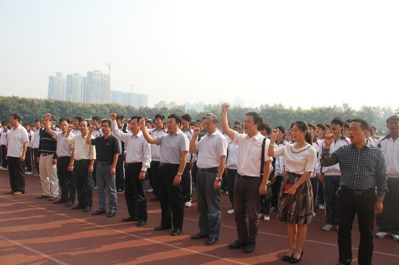 许昌学院举行“纪念九·一八,保卫钓鱼岛”万人宣誓签名仪式