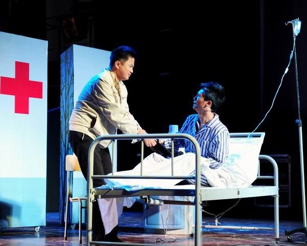 市领导与2012级新生同看《上大学》