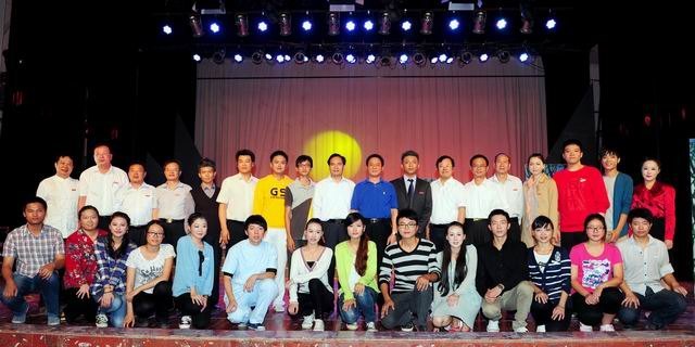 市领导与2012级新生同看《上大学》
