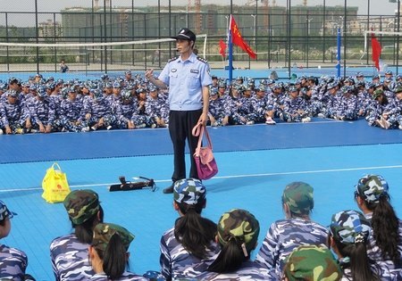 警校联动加强新生安全防范教育