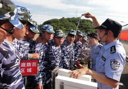警校联动加强新生安全防范教育