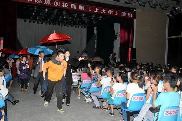2012级部分新生观看《上大学》次场演出