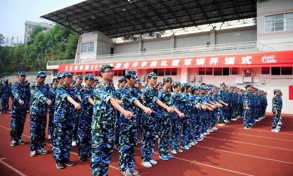 校领导看望慰问军训师生