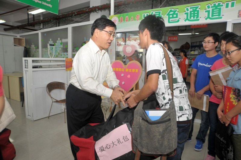 东华大学“绿色通道”助159位贫困学子顺利入学