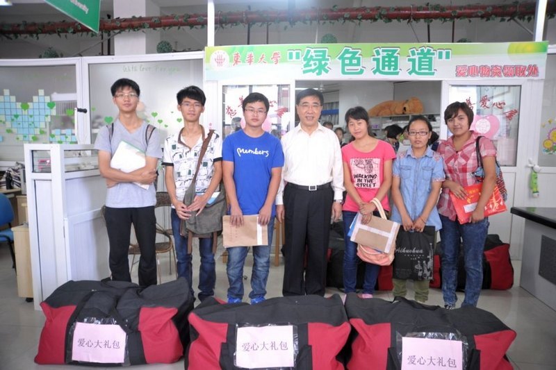 东华大学“绿色通道”助159位贫困学子顺利入学