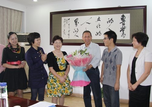 市文联主席丁琦娅来校调研慰问教师