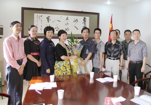市文联主席丁琦娅来校调研慰问教师