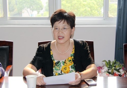市文联主席丁琦娅来校调研慰问教师