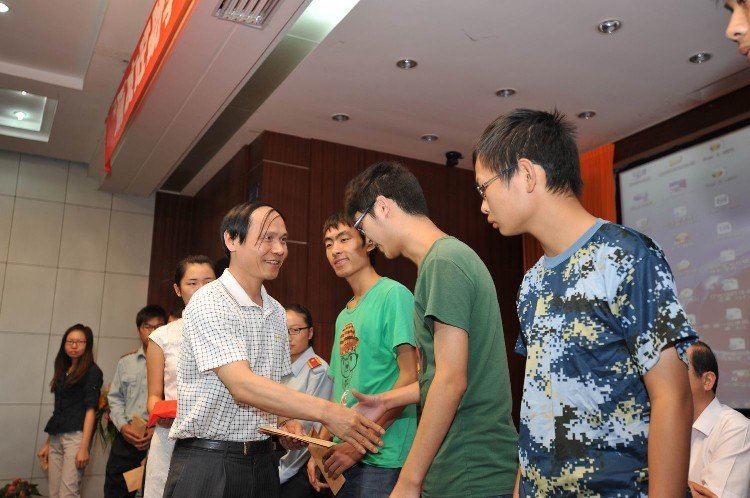 湖北工业大学举行“喻友旺助学金”发放仪式暨事迹报告会
