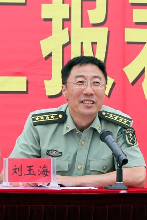 南京理工大学泰州科技学院隆重举行2012级新生军训汇报表演暨表彰大会