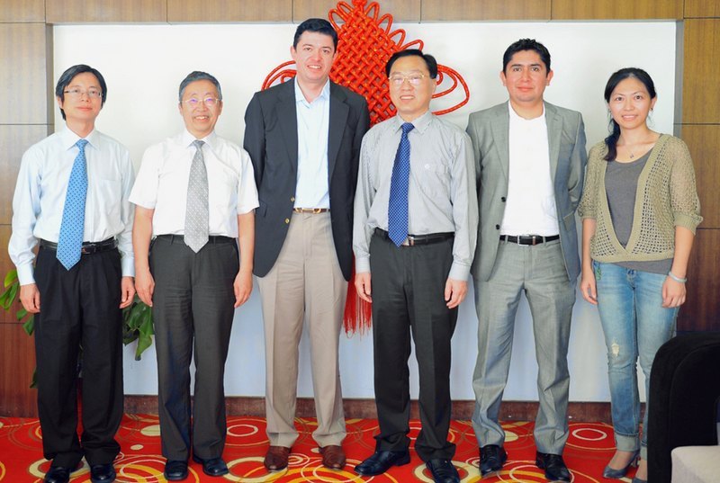 墨驻沪总领事来访赠书,王殿祥院长亲切会见