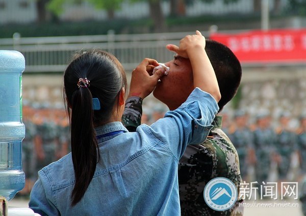 关爱与严厉筑起“军训之家”