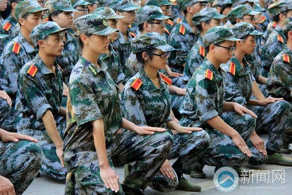 关爱与严厉筑起“军训之家”