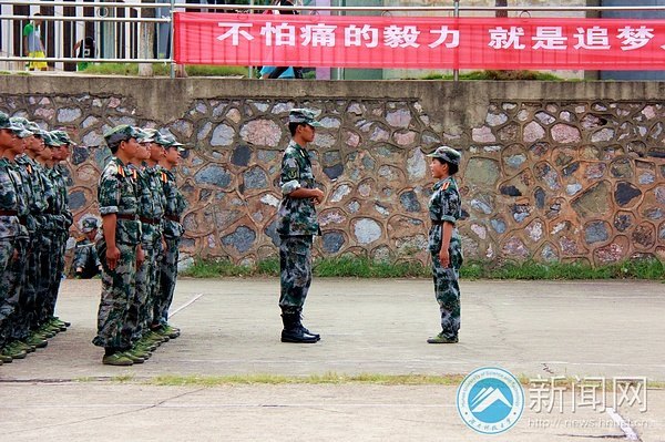 关爱与严厉筑起“军训之家”