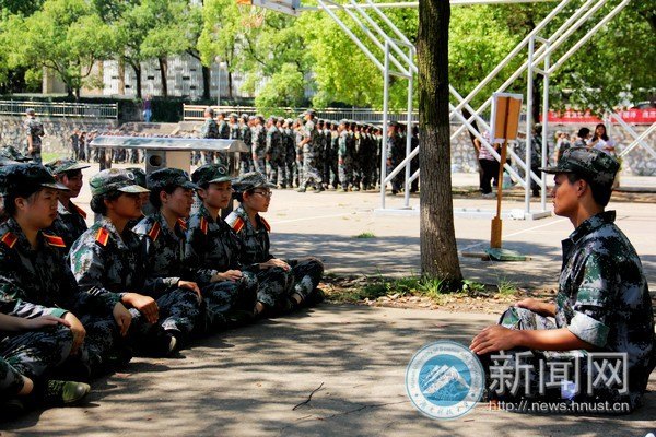 关爱与严厉筑起“军训之家”