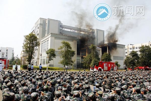 消防演习开启新生安全教育第一课
