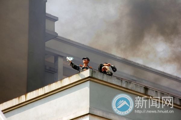 消防演习开启新生安全教育第一课